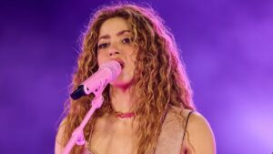 Shakira convida quatro mil crianças de sua instituição para show na Colômbia