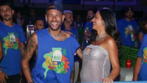 Neymar e Bruna Biancardi se beijam em pleno carnaval