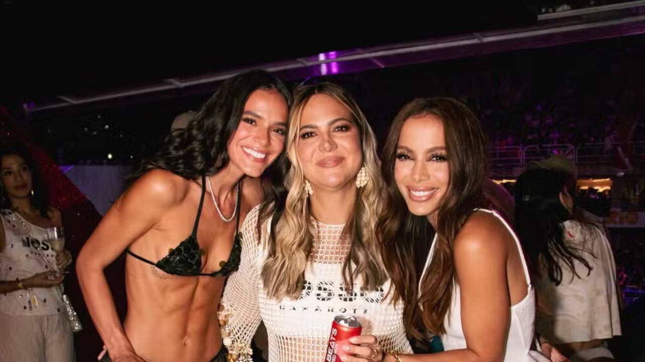 Bruna Marquezine e Anitta se encontram em noite de Carnaval no Rio de Janeiro Lorena Bueri