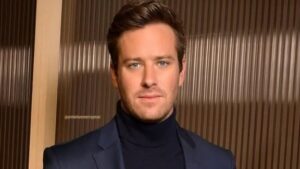 Ator Armie Hammer fala sobre experiência de se sentir atraído por homens