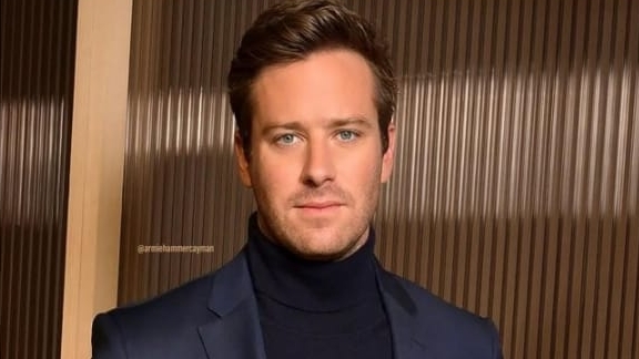 Ator Armie Hammer fala sobre experiência de se sentir atraído por homens Lorena Bueri