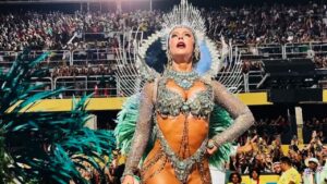 Paolla Oliveira se emociona em último desfile como Rainha de Bateria da Grande Rio