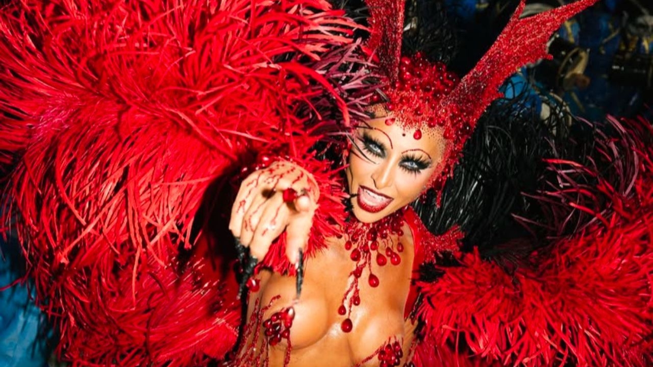 Sabrina Sato segue por mais um ano como rainha de bateria da Vila Isabel Lorena Bueri