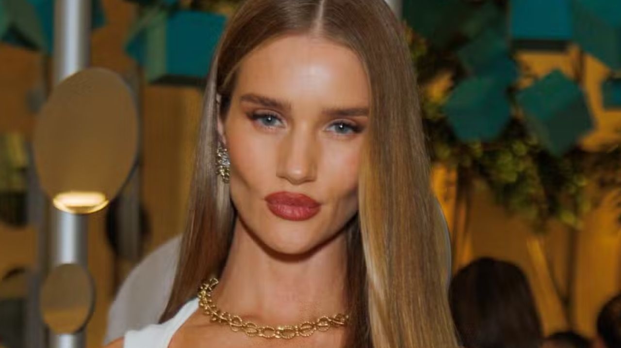 Rosie Huntington-Whiteley brilha em evento de luxo em São Paulo Lorena Bueri