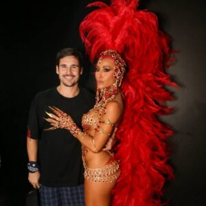 Ao lado de Nicolas Prattes, Sabrina Sato faz maratona de Carnaval e acompanha Desfile das Campeãs paulista e carioca