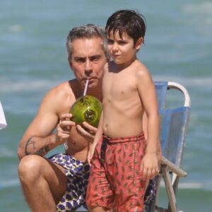 Aproveitando folga nas gravações de Vale Tudo, Alexandre Nero curte dia de praia com a família