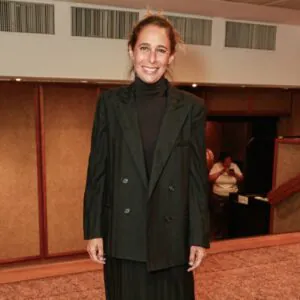 Em rara aparição, Francisco Beltrão prestigia a mãe, Andréa Beltrão, em estreia de peça