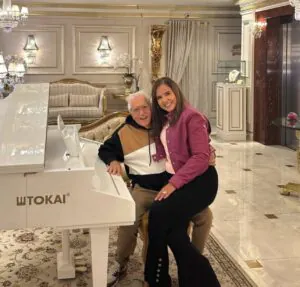 Carlos Alberto de Nóbrega celebra sete anos de casamento com Renata Domingues em hotel de luxo em Gramado