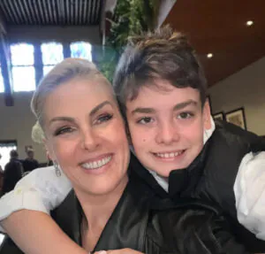 Alezinho, filho de Ana Hickmann, pede para levar a mãe ao altar em casamento com Edu Guedes