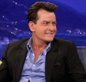 Filha de Charlie Sheen chama atenção ao apostar em top vazado sem sutiã