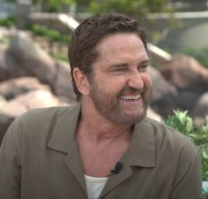 Em clima de Festa Junina, Gerard Butler experimenta cachorro-quente e aprova: Muito bom