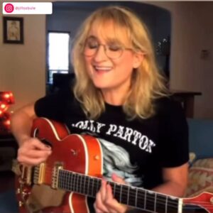 Morre Jill Sobule, cantora da trilha sonora de As Patricinhas de Beverly Hills, em incêndio doméstico. Veja quem são os famosos que nos deixaram em 2025