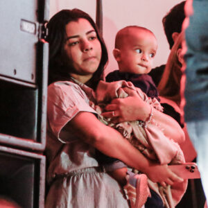 Esposa e filho de João Gomes roubam a cena em apresentação do cantor no segundo dia do Nômade Festival