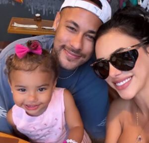 Neymar Jr. posta foto com Mavie e Bruna Biancardi após elas retornarem ao Brasil: Elas chegaram