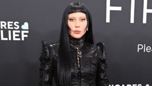 Lady Gaga pede tratamento carinhoso aos fãs durante passagem pelo Rio