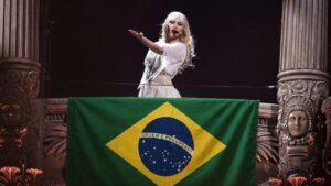 Lady Gaga agradece ao Brasil e assina Livro de Ouro do Copacabana Palace
