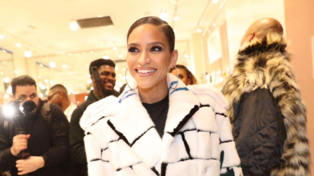 Grávida do 3º Filho, Cassie, enfrenta complicações na maternidade enquanto testemunha contra P.Diddy Lorena Bueri