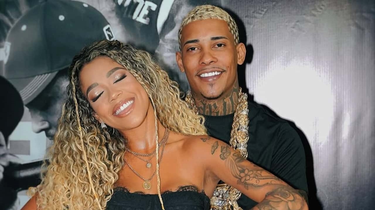 Vivi Noronha protesta em frente ao presídio em que Mc Poze está preso Lorena Bueri