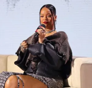 Terceira gravidez? Rihanna surge exibindo barriguinha no MET Gala 2025