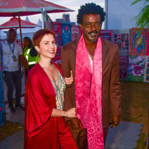 Seu Jorge prestigia show da filha, Flor, no segundo dia do Nômade Festival! Veja mais famosos que passaram por lá