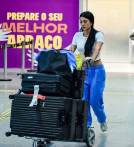 Reencontro! Belo e Rayane Figliuzzi trocam beijos carinhosos em aeroporto
