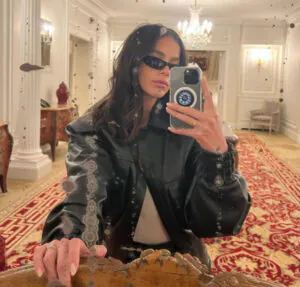 Indignado, Enver conta para Ceyda, Bahar e Arif o que Sirin aprontou na alfaiataria enquanto tomava conta das crianças. Veja o que vai rolar em Força de Mulher nesta quinta-feira
