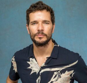 Daniel de Oliveira celebra aniversário e o Dia do Cinema Brasileiro gravando em Porto Alegre