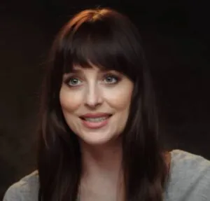 Dakota Johnson revela que enviou cocô de gorila para ex-namorado de amiga; entenda!
