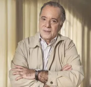 Abel afirma a Samuel que não deixará Vanderson se aproximar de Sofia. Veja os resumos dos capítulos de Dona de Mim