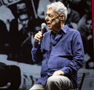 Chico Buarque de Holanda faz cirurgia com neurocirurgião, diz colunista