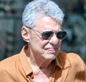 Após cirurgia no crânio, Chico Buarque recebe alta do hospital