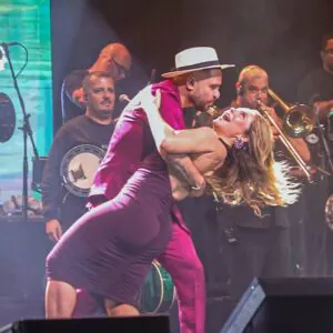Paolla Oliveira se derrete por Diogo Nogueira em show no Rio de Janeiro