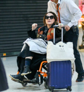 No elenco de Êta Mundo Melhor, Elizabeth Savalla é vista andando de cadeira de rodas no aeroporto
