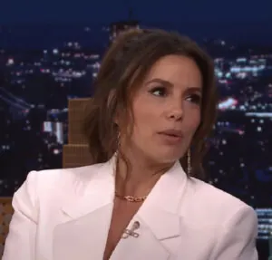 No primeiro dia do Festival de Cannes, Eva Longoria respeita nova regra de estilo, entenda