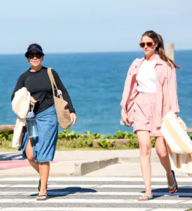 Fernanda Souza curte dia de praia ao lado da namorada no dia de seu aniversário