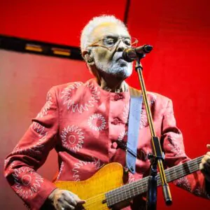 Gilberto Gil recebe Djavan em show… Veja famosos que compareceram à turnê Tempo Rei, no Rio de Janeiro