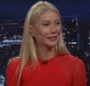 Gwyneth Paltrow chama a atenção ao aparecer topless em vídeo preparando café da manhã