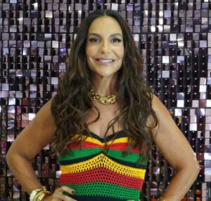 Ivete Sangalo encanta web ao cantar em festa junina com filha de Lore Improta no colo
