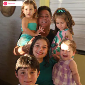 Leonardo surge em momento encantador com o neto. Confira os melhores momentos do sertanejo com os netos