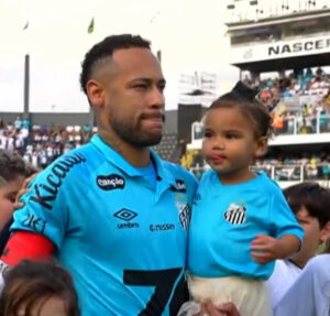 Neymar Jr. entra com Mavie em jogo e a pequena rouba a cena, confira