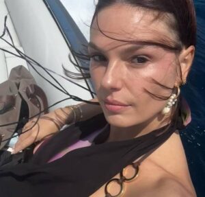 Isis Valverde encanta ao surgir de biquíni durante lua de mel com Marcus Buaiz