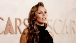 Miley Cyrus comenta pela primeira vez sobre polêmica familiar e expõe sentimentos