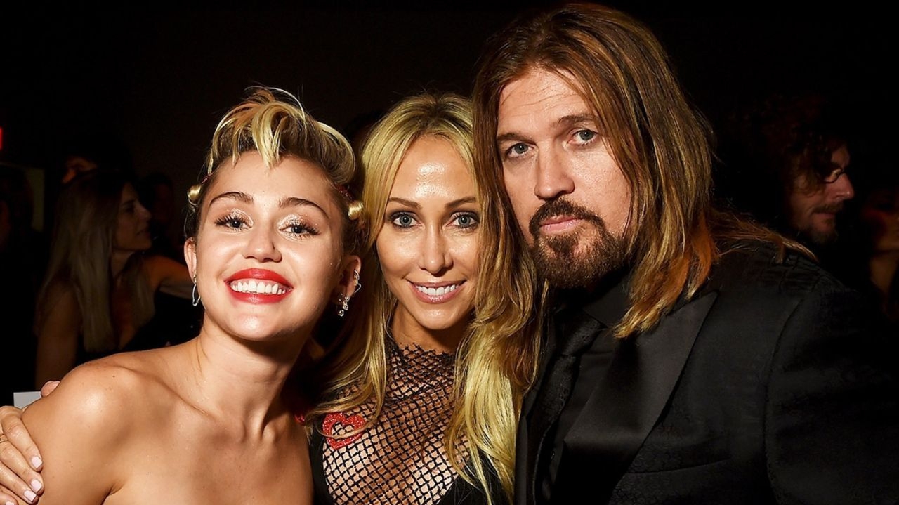 Miley Cyrus fala sobre o divórcio dos pais e como isso afetou sua relação com Billy Ray Lorena Bueri