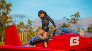 Aline Riscado protagoniza voo acrobático real em campanha ousada no Aviator da Bravo Bet