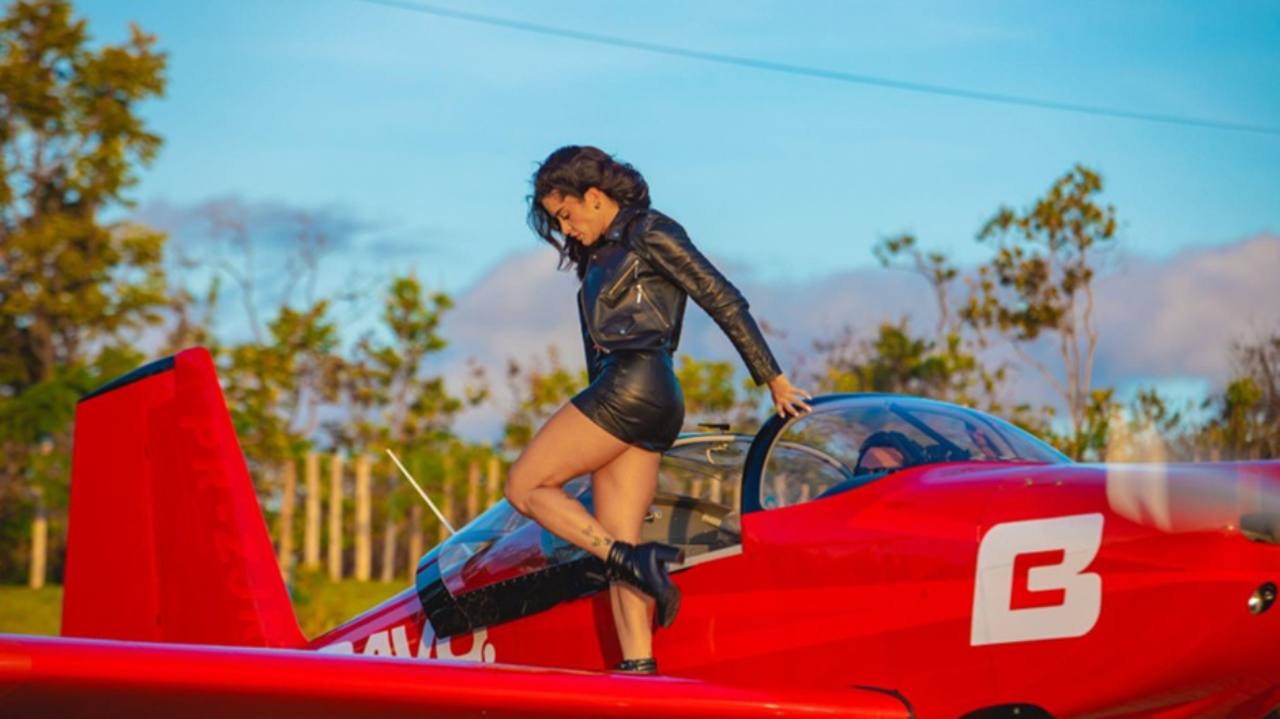 Aline Riscado protagoniza voo acrobático real em campanha ousada no Aviator da Bravo Bet Lorena Bueri