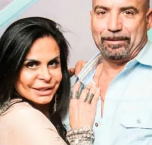 Sabrina Sato ganha buquê de flores de Nicolas Prattes em lançamento de novo reality show