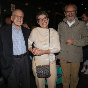 Sandra Annenberg vai com marido e pai ao show de Roberto Carlos; veja quem esteve por lá!