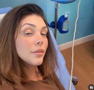 Simony compartilha sessão de imunoterapia e faz agradecimento: Viva, de pé e grata