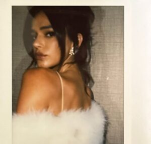 Bruna Marquezine abre álbum de fotos do casamento de Giovanna Lancellotti e encanta com carão