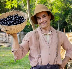 Zé dos Porcos e Maria Divina se beijam. Veja o que vai acontecer em Êta Mundo Melhor! nesta quarta-feira